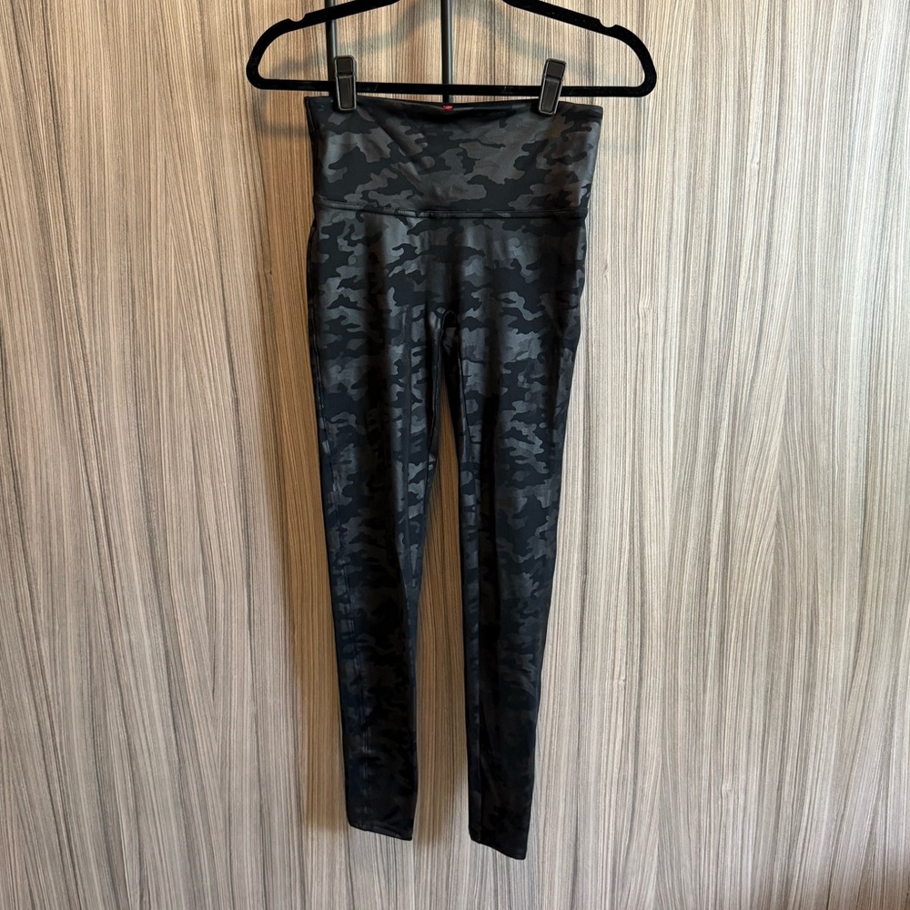 Spanx Black Camouflage Faux Leather Leggings M